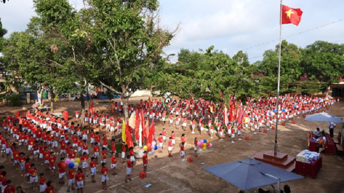 Trường tiểu học Kim Đồng, thị trấn Ea Drăng, huyện Ea H’leo đón Bằng công nhận trường đạt chuẩn Quốc gia mức độ 2